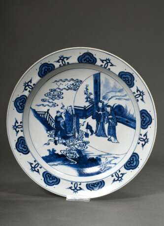 Große Platte mit Blaumalerei Dekor "Daoistischer Heiliger mit Begleitern, Mondhase und Sternbild", am Boden Chenghua 6-Zeichen Marke, H. 6,5cm, Ø 39,5cm - Foto 2