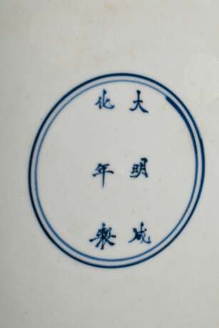 Große Platte mit Blaumalerei Dekor "Daoistischer Heiliger mit Begleitern, Mondhase und Sternbild", am Boden Chenghua 6-Zeichen Marke, H. 6,5cm, Ø 39,5cm - photo 4