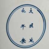Große Platte mit Blaumalerei Dekor "Daoistischer Heiliger mit Begleitern, Mondhase und Sternbild", am Boden Chenghua 6-Zeichen Marke, H. 6,5cm, Ø 39,5cm - Foto 4