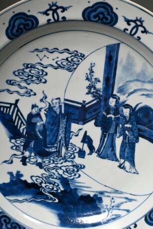 Große Platte mit Blaumalerei Dekor "Daoistischer Heiliger mit Begleitern, Mondhase und Sternbild", am Boden Chenghua 6-Zeichen Marke, H. 6,5cm, Ø 39,5cm - фото 5