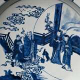 Große Platte mit Blaumalerei Dekor "Daoistischer Heiliger mit Begleitern, Mondhase und Sternbild", am Boden Chenghua 6-Zeichen Marke, H. 6,5cm, Ø 39,5cm - photo 5