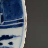 2 Diverse Arita Teller mit Blaumalerei Szenen "Weise Männer", 1x mit punktiertem Zeichen im Spiegel, Japan 17./18.Jh., Ø 15,5/20cm, etw. def. - Foto 8