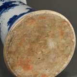 Chinesische Stangenvase im Transitional Stil mit Blaumalerei "Romanszene" und Anhua Ritzdekor Friesen, flacher Boden, H. 43cm, Ø 22 cm - photo 5