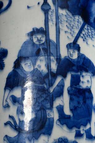 Chinesische Stangenvase im Transitional Stil mit Blaumalerei "Romanszene" und Anhua Ritzdekor Friesen, flacher Boden, H. 43cm, Ø 22 cm - photo 7