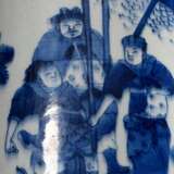 Chinesische Stangenvase im Transitional Stil mit Blaumalerei "Romanszene" und Anhua Ritzdekor Friesen, flacher Boden, H. 43cm, Ø 22 cm - фото 7