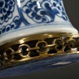 Chinesische Meiping Vase auf Ormolufuß mit Blaumalerei Dekor "Phoenixe auf floralem Fond" als Lampe montiert, H. 50cm, Haarriss - photo 3