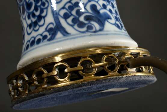 Chinesische Meiping Vase auf Ormolufuß mit Blaumalerei Dekor "Phoenixe auf floralem Fond" als Lampe montiert, H. 50cm, Haarriss - фото 3
