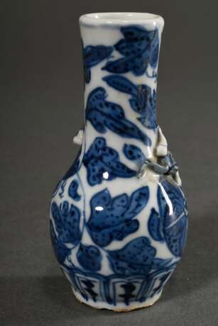 4 Diverse Teile Blaumalerei Porzellan: Vase und 3 Snuffbottles, H. 7,5-9,5cm, z.T. bestoßen - Foto 3