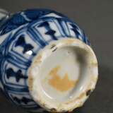 4 Diverse Teile Blaumalerei Porzellan: Vase und 3 Snuffbottles, H. 7,5-9,5cm, z.T. bestoßen - фото 4