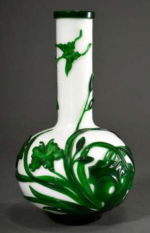 Feine Pekingglas Vase in Keulenform mit grünem Überfang auf Milchglas „Lilien und Schmetterlinge“, China um 1900, H. 25cm - photo 1