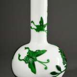 Feine Pekingglas Vase in Keulenform mit grünem Überfang auf Milchglas „Lilien und Schmetterlinge“, China um 1900, H. 25cm - photo 2