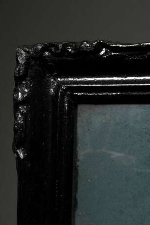 3 Chinesische Hinterglasbilder "Schönheiten mit Tischchen und Blumenvase bzw. Bücherstapel", in schwarz lackierten und geschnitzten Rahmen, Anf. 20.Jh., 49,5x35cm (m.R. 59x44,5cm), Defekte der Maloberfläche - photo 5