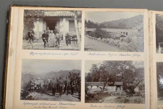 Fotoalbum zur Erinnerung an China 1906-1910 von Walther Jubisch, insgesamt 127 historische Fotografien chinesischer Motive u.a. Peking / Tientsin (Tianjin), große Mauer, Reisfelder, Lama Tempel, Pagoden im Sommerpalast, … - photo 9