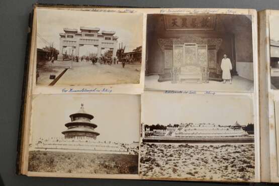 Fotoalbum zur Erinnerung an China 1906-1910 von Walther Jubisch, insgesamt 127 historische Fotografien chinesischer Motive u.a. Peking / Tientsin (Tianjin), große Mauer, Reisfelder, Lama Tempel, Pagoden im Sommerpalast, … - photo 21