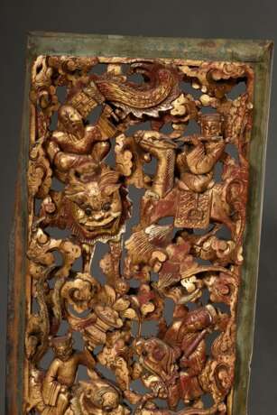 Paar chinesische Möbelschnitzereien mit vielfigurigen Szenen, Holz rot und gold gefasst, Kanton Anfang 20.Jh., 98x29,5cm, Altersspuren, etwas defekt - Foto 5