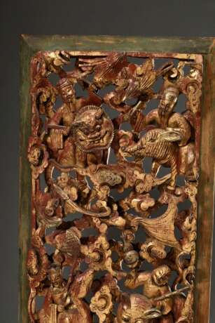 Paar chinesische Möbelschnitzereien mit vielfigurigen Szenen, Holz rot und gold gefasst, Kanton Anfang 20.Jh., 98x29,5cm, Altersspuren, etwas defekt - фото 8