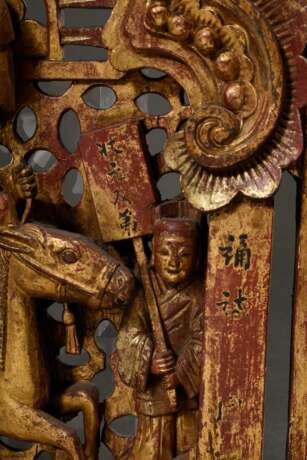 Paar chinesische Möbelschnitzereien mit vielfigurigen Szenen, Holz rot und gold gefasst, Kanton Anfang 20.Jh., 98x29,5cm, Altersspuren, etwas defekt - фото 9