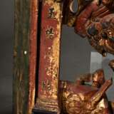 Paar chinesische Möbelschnitzereien mit vielfigurigen Szenen, Holz rot und gold gefasst, Kanton Anfang 20.Jh., 98x29,5cm, Altersspuren, etwas defekt - Foto 11