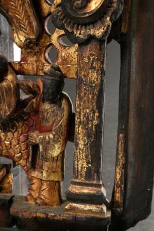 Paar chinesische Möbelschnitzereien mit vielfigurigen Szenen, Holz rot und gold gefasst, Kanton Anfang 20.Jh., 98x29,5cm, Altersspuren, etwas defekt - photo 12