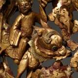 Paar chinesische Möbelschnitzereien mit vielfigurigen Szenen, Holz rot und gold gefasst, Kanton Anfang 20.Jh., 98x29,5cm, Altersspuren, etwas defekt - photo 14