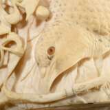 Fein geschnitzte Elfenbein Deckeldose mit naturalistischem Blatt- und Vogeldekor, eingelegte Perlmutt- und Hornaugen, Japan um 1890/1900, H. 9,8cm, Ø 8,3cm, kleine Fehlstellen, Genehmigung nach Art. 10d VO (EG 338/97) li… - фото 10