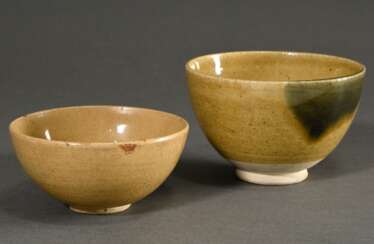 2 Diverse Teile japanische Keramik, 19./20.Jh.: 1 Ki Seto Chawan mit gelb-grüner Glasur auf hellem Scherben, Töpfermarke (H. 8cm, Ø 12cm) und 1 kleiner Seto Chawan mit beige Glasur auf hellem Scherben (H. 5,5cm, Ø 11,5cm…