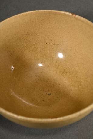 2 Diverse Teile japanische Keramik, 19./20.Jh.: 1 Ki Seto Chawan mit gelb-grüner Glasur auf hellem Scherben, Töpfermarke (H. 8cm, Ø 12cm) und 1 kleiner Seto Chawan mit beige Glasur auf hellem Scherben (H. 5,5cm, Ø 11,5cm… - фото 3