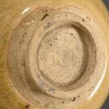 2 Diverse Teile japanische Keramik, 19./20.Jh.: 1 Ki Seto Chawan mit gelb-grüner Glasur auf hellem Scherben, Töpfermarke (H. 8cm, Ø 12cm) und 1 kleiner Seto Chawan mit beige Glasur auf hellem Scherben (H. 5,5cm, Ø 11,5cm… - photo 4