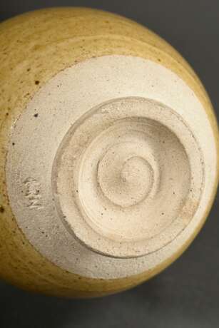 2 Diverse Teile japanische Keramik, 19./20.Jh.: 1 Ki Seto Chawan mit gelb-grüner Glasur auf hellem Scherben, Töpfermarke (H. 8cm, Ø 12cm) und 1 kleiner Seto Chawan mit beige Glasur auf hellem Scherben (H. 5,5cm, Ø 11,5cm… - Foto 9