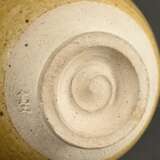 2 Diverse Teile japanische Keramik, 19./20.Jh.: 1 Ki Seto Chawan mit gelb-grüner Glasur auf hellem Scherben, Töpfermarke (H. 8cm, Ø 12cm) und 1 kleiner Seto Chawan mit beige Glasur auf hellem Scherben (H. 5,5cm, Ø 11,5cm… - фото 9