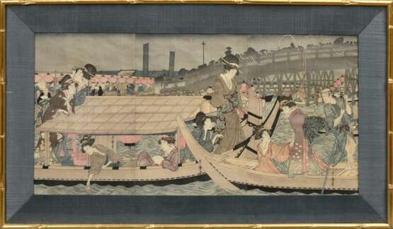 Kitagawa Utamaro (1750-1806) Triptychon "Sommerfeuerwerk an der Ryôkoku Brücke", Farbholzschnitte, sign. Utamaro hitsu, 35x69cm (m.R. 49,5x84cm), verblasst, min. fleckig - photo 2