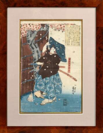 Utagawa Kuniyoshi (1798-1861) "Der Samurai 'Soga Goro Tokimune'", Farbholzschnitt, sign. Ichiyûsai Kuniyoshi ga, 37,7x25cm (m.R. 54,8x42,4cm), leichte Altersspuren - photo 2