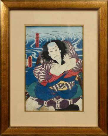 Utagawa Kunisada (1786-1864) "Naritaya Sôbei II in dem Stück Soga Moyô Kameyama Zome" um 1855, Farbholzschnitt, mittlerer Teil eines Triptychons, sign. Toyokuni ga, Verleger Ebisuya Shôshichi, 35,4x23,4cm (m.R.… - фото 2