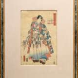 Utagawa Kunisada (1786-1864) "Ukifune" um 1858, Farbholzschnitt, 51. Kapitel aus der Serie "Genji goshû yojô", Verleger Ebisuya Shôshichi, Schnitzer Yokokawa, vergoldeter Spiegelrahmen (Altersspuren),… - Foto 2