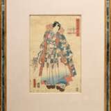 Utagawa Kunisada (1786-1864) "Ukifune" um 1858, Farbholzschnitt, 51. Kapitel aus der Serie "Genji goshû yojô", Verleger Ebisuya Shôshichi, Schnitzer Yokokawa, vergoldeter Spiegelrahmen (Altersspuren),… - photo 2