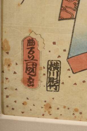 Utagawa Kunisada (1786-1864) "Ukifune" um 1858, Farbholzschnitt, 51. Kapitel aus der Serie "Genji goshû yojô", Verleger Ebisuya Shôshichi, Schnitzer Yokokawa, vergoldeter Spiegelrahmen (Altersspuren),… - фото 3