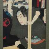 2 Diverse Farbholzschnitte: Unbekannter Künstler "Schauspieler Onoe Eizaburô in Frauenrolle" und Kunichika (1835-1900) "Schauspieler in der Rolle des Inukawa Sôsuke", aus der Serie 'Mitate Hakkenshi n… - Foto 4