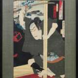 2 Diverse Farbholzschnitte: Unbekannter Künstler "Schauspieler Onoe Eizaburô in Frauenrolle" und Kunichika (1835-1900) "Schauspieler in der Rolle des Inukawa Sôsuke", aus der Serie 'Mitate Hakkenshi n… - photo 8