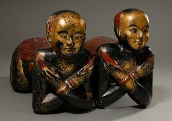 Paar "Kauernde Knaben", Holz geschnitzt, schwarz-rot gefasst mit Resten von Vergoldung, wohl als Portalfiguren beidseitig einer Treppe/Tür aufgestellt, Thailand 20.Jh., 43x63cm - Foto 1