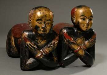 Paar &quot;Kauernde Knaben&quot;, Holz geschnitzt, schwarz-rot gefasst mit Resten von Vergoldung, wohl als Portalfiguren beidseitig einer Treppe/Tür aufgestellt, Thailand 20.Jh., 43x63cm