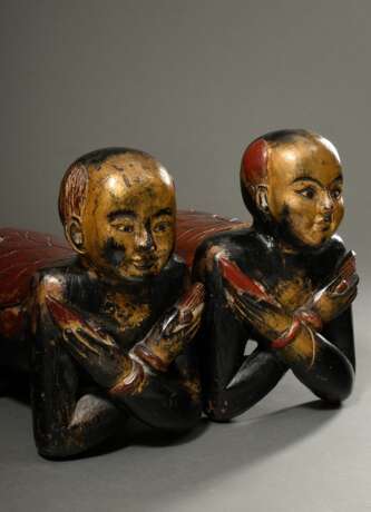 Paar "Kauernde Knaben", Holz geschnitzt, schwarz-rot gefasst mit Resten von Vergoldung, wohl als Portalfiguren beidseitig einer Treppe/Tür aufgestellt, Thailand 20.Jh., 43x63cm - фото 9