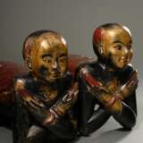 Paar "Kauernde Knaben", Holz geschnitzt, schwarz-rot gefasst mit Resten von Vergoldung, wohl als Portalfiguren beidseitig einer Treppe/Tür aufgestellt, Thailand 20.Jh., 43x63cm - Foto 9