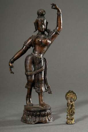 2 Diverse Teile Bronze Figuren: chinesischer "Bodhisattva" im Tang Stil, Bronze mit Resten von Vergoldung (H. 6,5cm) und indische "Tempeltänzerin" in eleganter Bewegung (H. 24cm), Provenienz: Slg. Ott… - photo 1