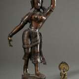 2 Diverse Teile Bronze Figuren: chinesischer "Bodhisattva" im Tang Stil, Bronze mit Resten von Vergoldung (H. 6,5cm) und indische "Tempeltänzerin" in eleganter Bewegung (H. 24cm), Provenienz: Slg. Ott… - Foto 1