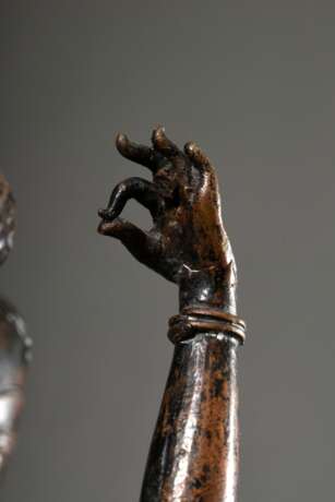 2 Diverse Teile Bronze Figuren: chinesischer "Bodhisattva" im Tang Stil, Bronze mit Resten von Vergoldung (H. 6,5cm) und indische "Tempeltänzerin" in eleganter Bewegung (H. 24cm), Provenienz: Slg. Ott… - фото 6