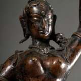 2 Diverse Teile Bronze Figuren: chinesischer "Bodhisattva" im Tang Stil, Bronze mit Resten von Vergoldung (H. 6,5cm) und indische "Tempeltänzerin" in eleganter Bewegung (H. 24cm), Provenienz: Slg. Ott… - photo 7