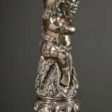 Togokan Kris Griff "Männliche Figur mit schütterem Haar" in Deling Form über Selut aus 8 quergelegten Eiformen, getriebenes Silber auf Plexiglas Sockel, Bali Anfang 20.Jh., H. 13/26cm - Foto 2