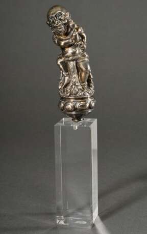 Togokan Kris Griff "Männliche Figur mit schütterem Haar" in Deling Form über Selut aus 8 quergelegten Eiformen, getriebenes Silber auf Plexiglas Sockel, Bali Anfang 20.Jh., H. 13/26cm - photo 6