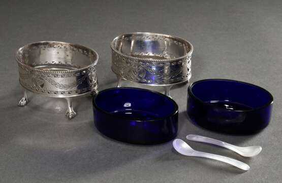 Paar ovale englische Salieren mit blauen Glaseinsätzen und durchbrochener Wandung sowie Perlmutt Salzlöffelchen, London 1897, Silber 925, 140g (ohne Glas), 5x8x6cm - photo 2