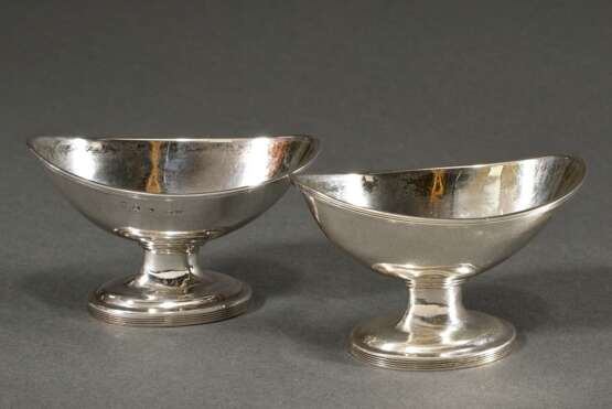 Paar schlichte Salieren in Schiffchenform auf ovalem Fuß, MZ: Samuel Deakin & Co, Sheffield 1834, Silber 925, 168g, 6,3x10,4x6cm, Gebrauchsspuren - photo 1